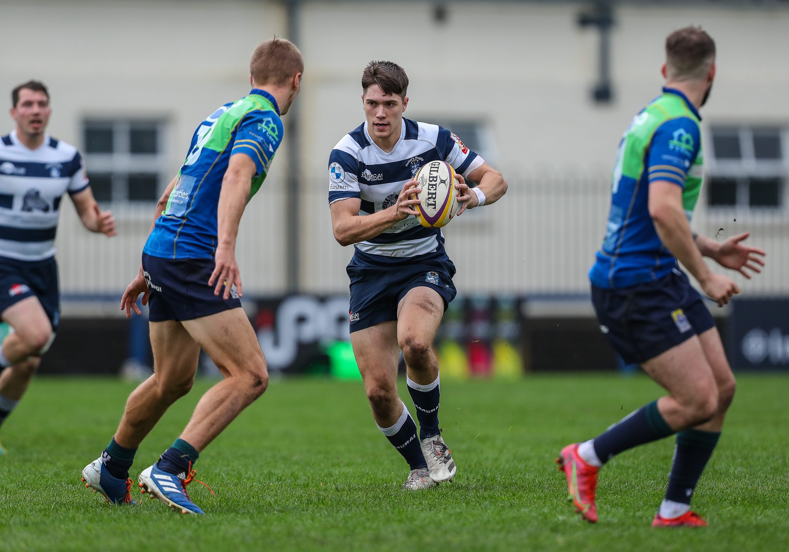 Heriots Ben Evans looks for a gap in the Boroughmuir defence. FOSROC Super 6 match between Heriot's Rugby and Boroughmuir Bears at Goldenacre, Edinburgh on 09/10/2021.
(Photo: 39 Design Photography)